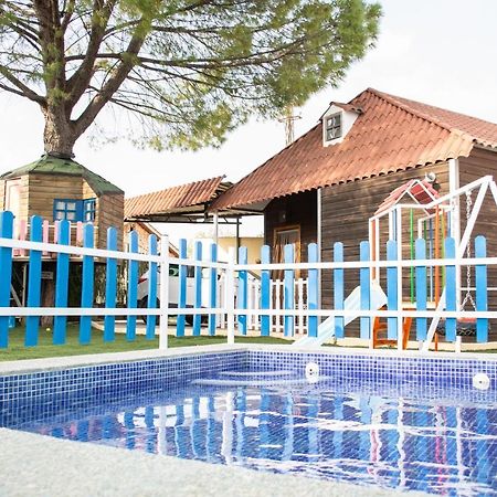 Bungalow Perotonar Ideal Para Familia Con Ninos La Puebla de Cazalla Esterno foto